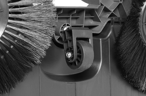 Повышает маневренность подметальной машины, облегчая управление и обеспечивая легкость поворота даже в ограниченном пространстве, что значительно упрощает процесс уборки и повышает эффективность работы.